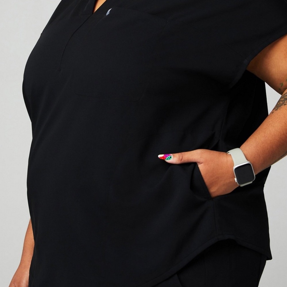 Fabletics | Evolve 3-Pocket Scrub Top | BLACK | XL - Picture 5 of 6